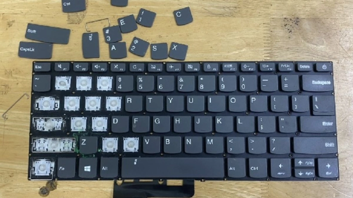 Hướng dẫn chi tiết cách lắp lại nút bàn phím laptop đơn giản tại nhà 4 Hình ảnh núm cao su silicon bên dưới phím bấm laptop bị rách và hỏng