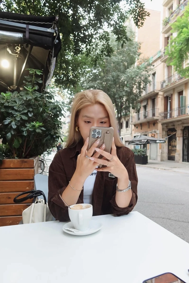 Hình ảnh sắc nét và sống động hình ảnh gái xinh tóc vàng HD