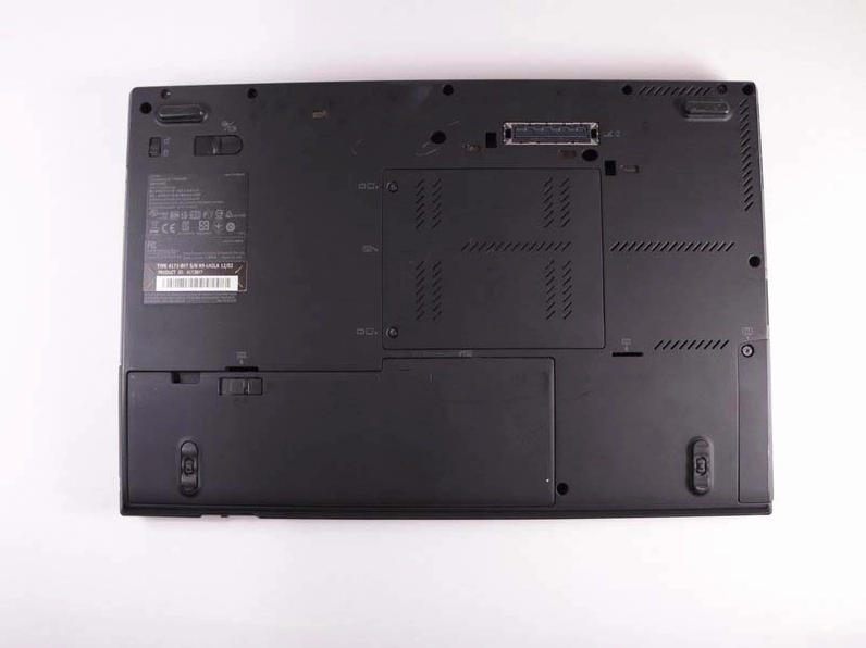 Hình ảnh tổng quan mặt đáy của laptop Lenovo trước khi tiến hành tháo lắp
