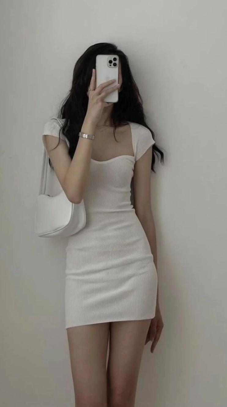 Hình dáng body tuyệt đẹp được khoe tinh tế qua góc chụp che mặt đầy khéo léo