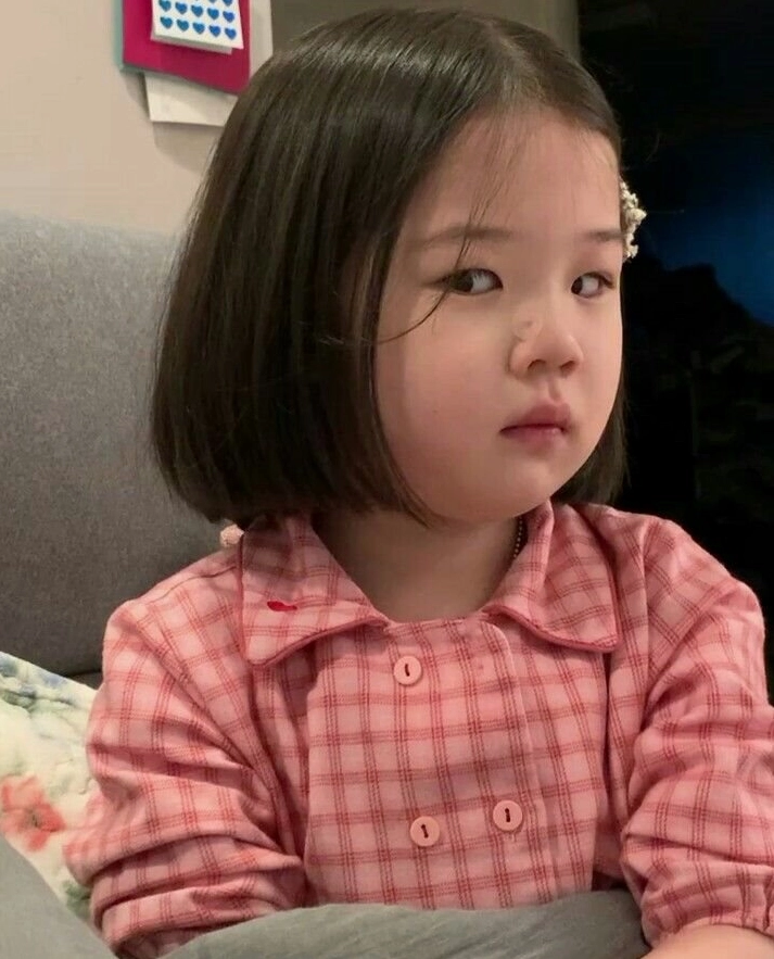 Hình em bé lườm meme với ánh mắt sắc lẹm