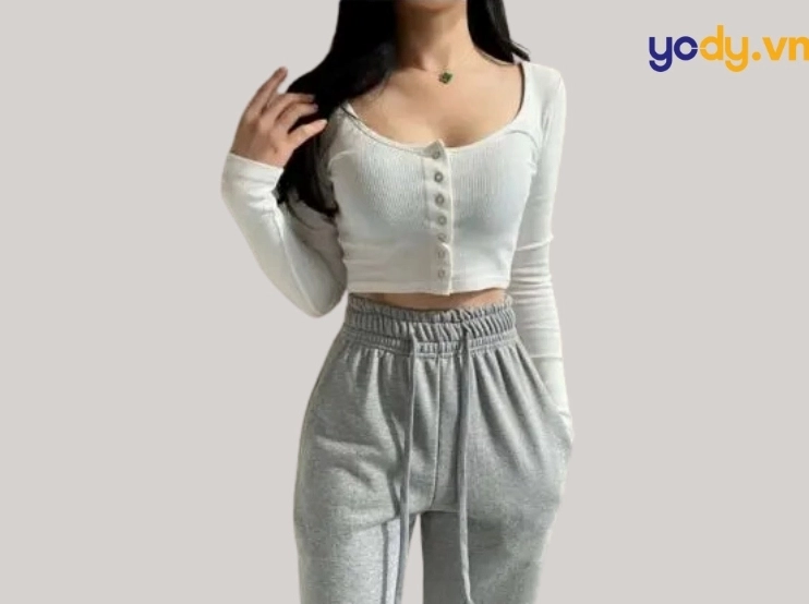 Trọn bộ ảnh cô gái mặc áo 3 dây quyến rũ và đầy cuốn hút năm 2026 1 Hình gái mặc áo dây tôn lên đường cong mềm mại và cuốn hút của Ngọc Mai