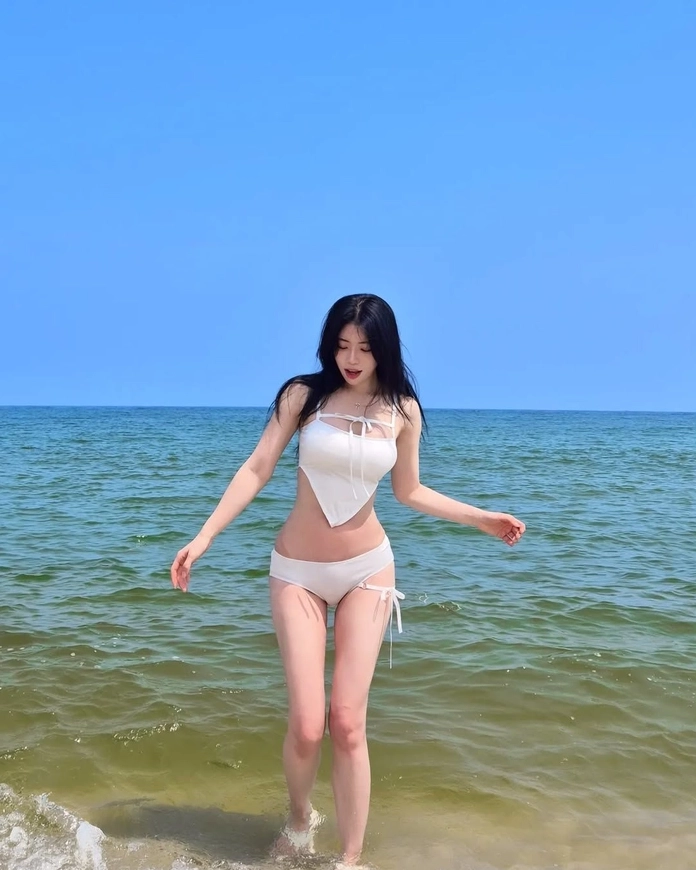 Hình gái xinh bikini trắng cuốn ánh nhìn người đối diện
