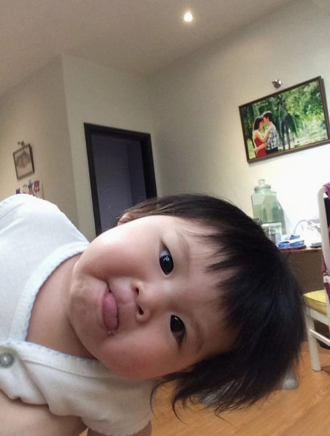 Hình meme em bé cute hài hước đang chu mỏ đáng yêu