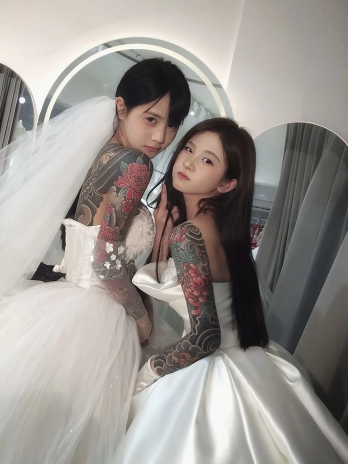 Hình xăm lưng phong cách sexy thiêu đốt ánh nhìn