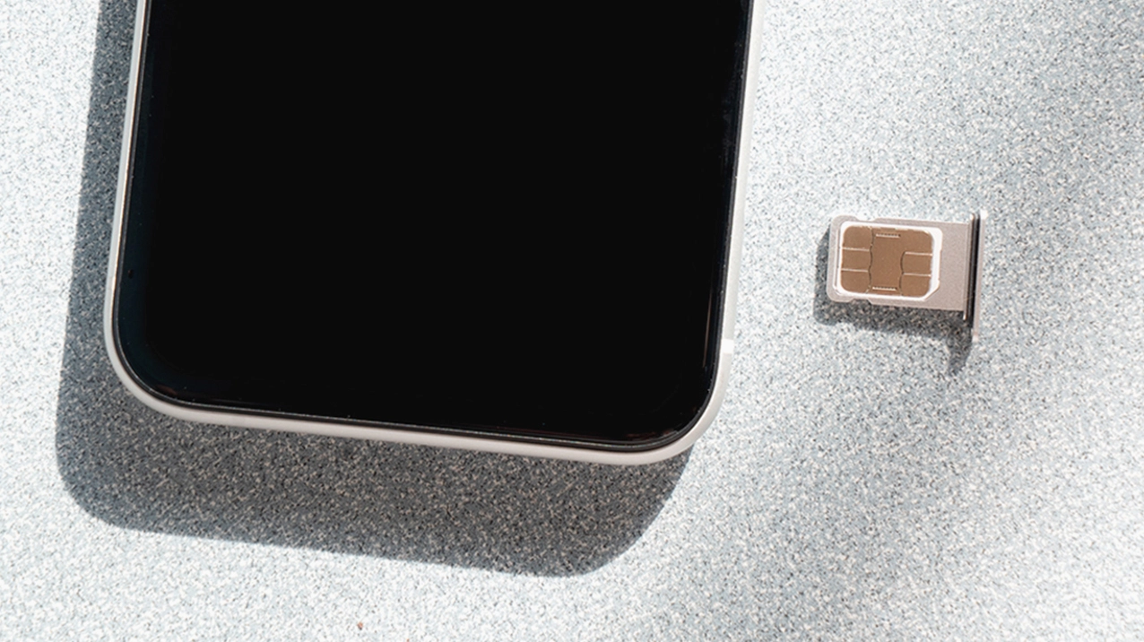 Hướng dẫn thao tác dùng que chọc SIM để tháo khay SIM ra khỏi điện thoại iPhone