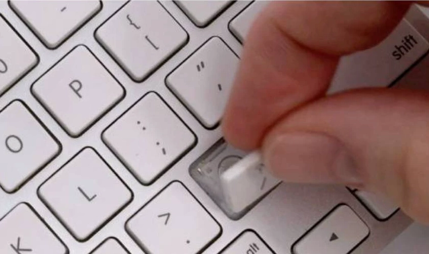 Hướng dẫn chi tiết cách lắp lại nút bàn phím laptop đơn giản tại nhà 2 Hướng dẫn thao tác gắn lại mặt phím nhựa vào khung xương chữ X trên laptop Dell