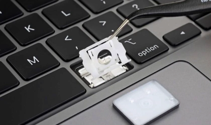 Hướng dẫn chi tiết cách lắp lại nút bàn phím laptop đơn giản tại nhà 3 Hướng dẫn thao tác lắp lại khung xương chữ X vào đế bàn phím laptop Dell