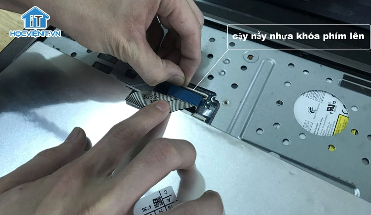 Hướng dẫn cách thay bàn phím laptop Acer nhanh chóng hiệu quả 5 Hướng dẫn thao tác mở khóa chốt giữ cáp bàn phím trên bo mạch chủ laptop Acer