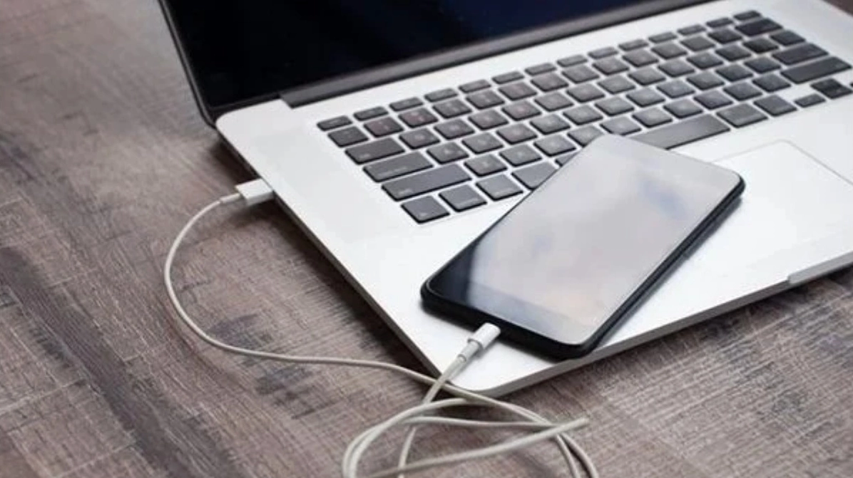 Kết nối laptop và điện thoại bằng cáp USB