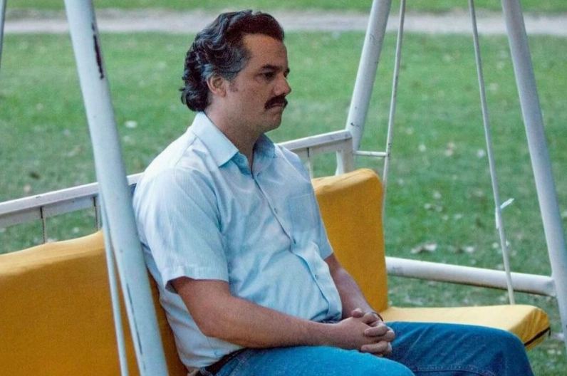 Bộ sưu tập pablo escobar meme cuốn hút và gợi cảm nhất mạng xã hội 14 Khoảnh khắc cô đơn của Pablo Escobar bên chiếc bàn trống