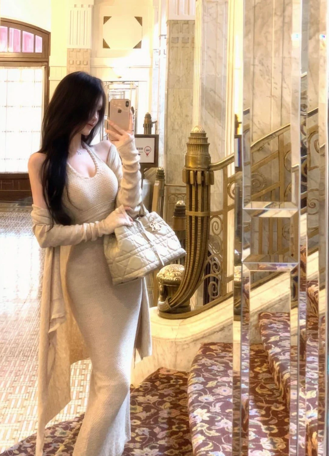 Trọn bộ ảnh gái chụp dáng trước gương đẹp quyến rũ cuốn hút 18 Khoảnh khắc mộc mạc không trang điểm cầu kỳ