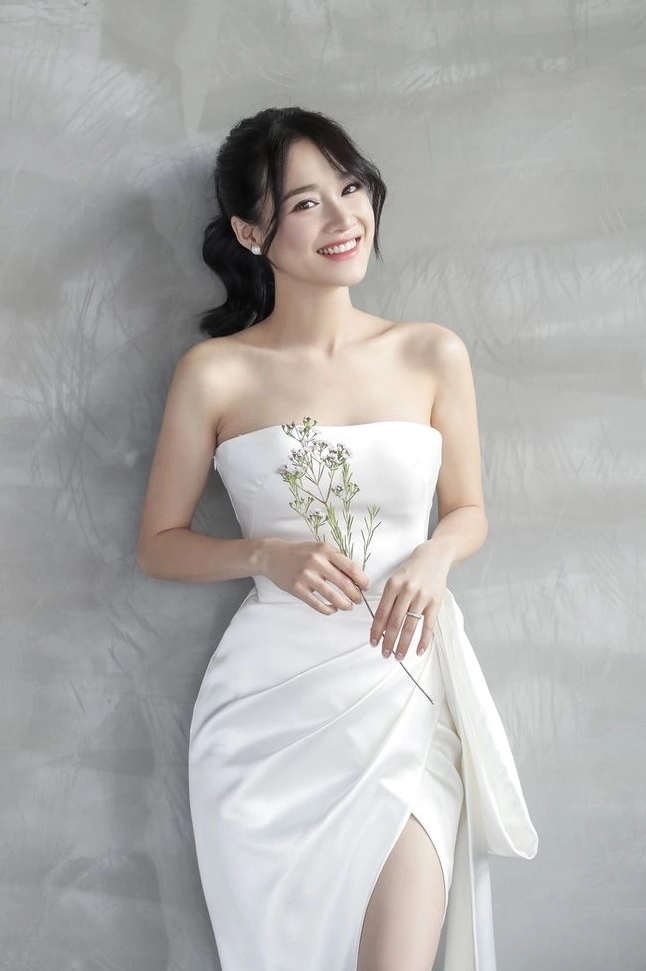 Khoảnh khắc ngọt ngào khi cô nàng váy ngắn say sưa theo điệu nhạc