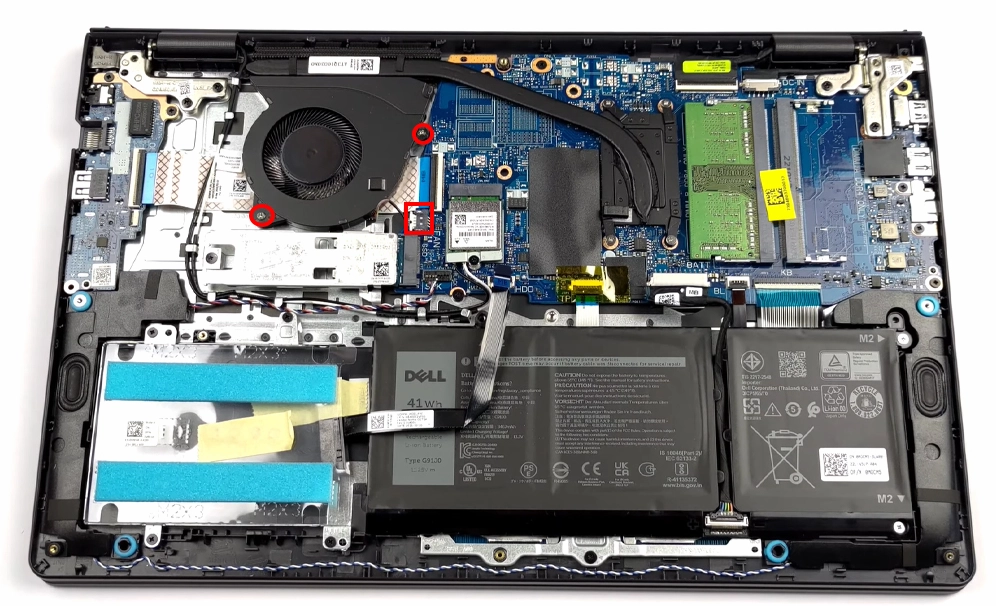 Khu vực hệ thống quạt tản nhiệt bên trong laptop Dell Vostro 15 cần được vệ sinh