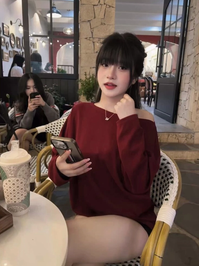 Khung hình khoe trọn thần thái ngút ngàn của người đẹp tuổi 21