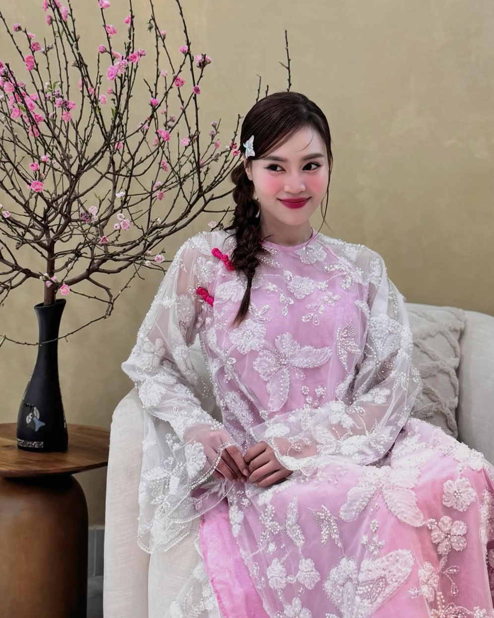Khung hình lãng mạn ghi lại nét đẹp trong trẻo của cô gái trẻ