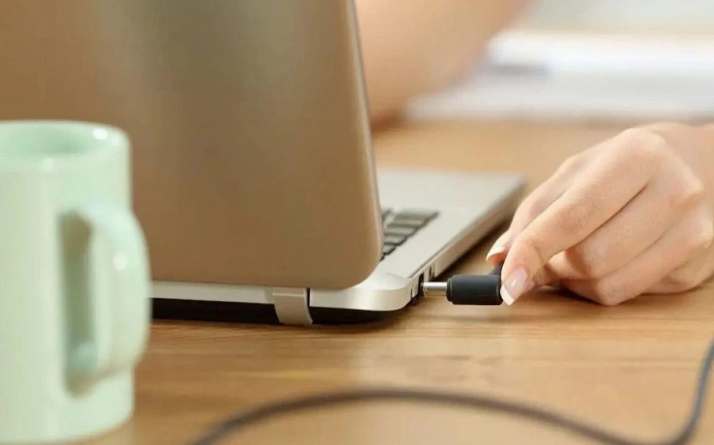 Hướng dẫn chi tiết cách sạc pin laptop đúng chuẩn giúp kéo dài tuổi thọ 2 Khuyến cáo không nên sử dụng máy tính khi dung lượng pin đang ở mức quá thấp để tránh làm chai pin