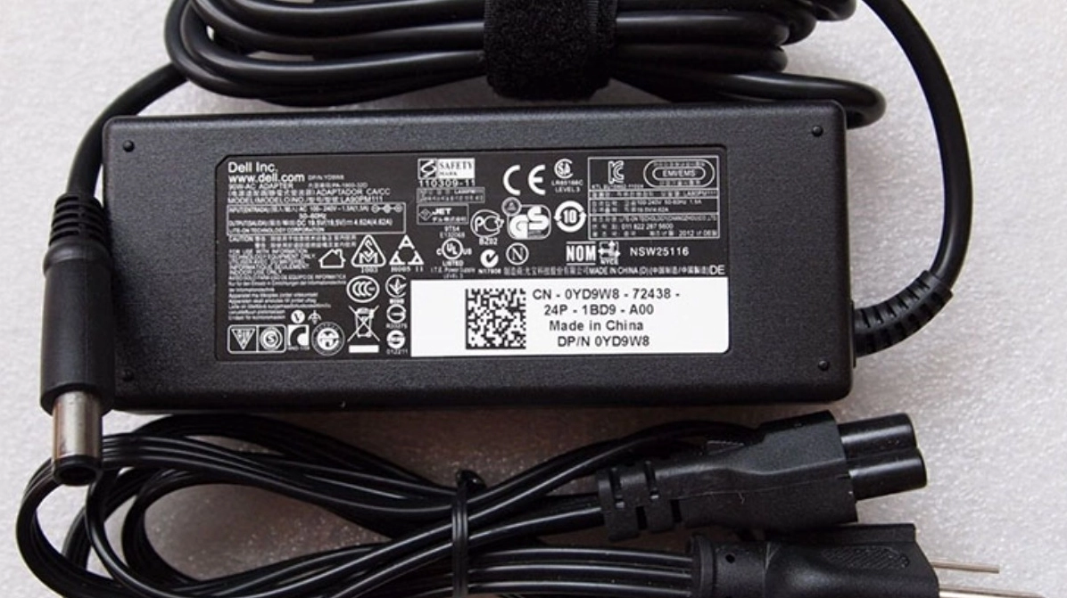 Hướng dẫn chi tiết cách test laptop mới mua chuẩn xác nhất năm 2026 2 Kiểm tra các phụ kiện đi kèm như sạc và cáp kết nối
