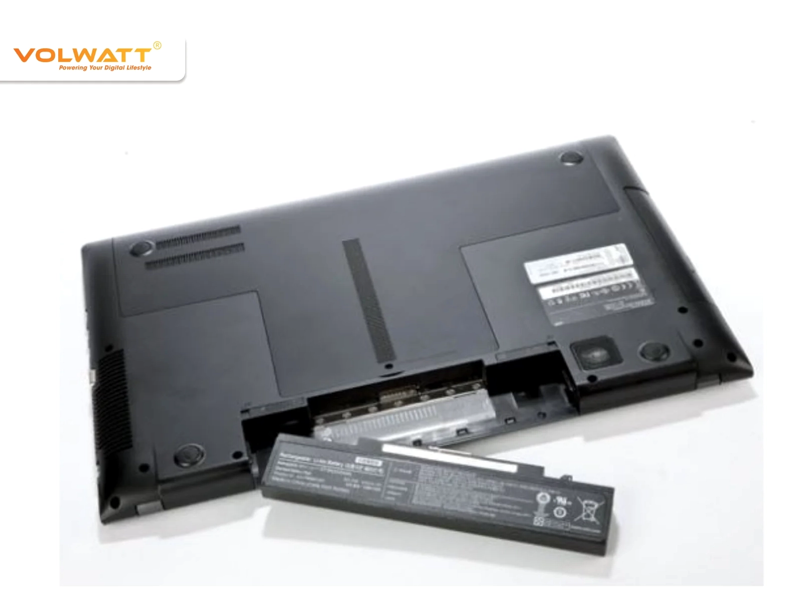 Kiểm tra các thông số kỹ thuật được in trên nhãn của viên pin laptop để xác định mã sản phẩm phù hợp