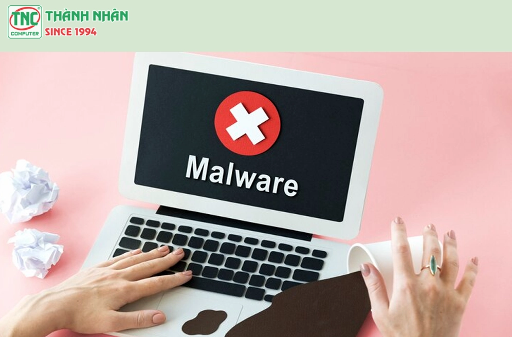 Kiểm tra cục sạc và dây nguồn của máy tính xách tay xem có bị hư hỏng vật lý hay không