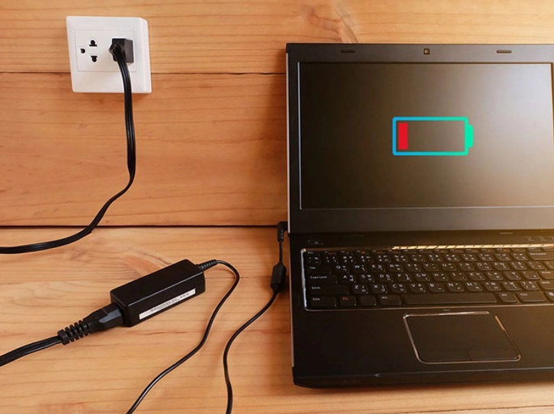 Kiểm tra nguồn điện và bộ sạc khi gặp lỗi laptop không lên màn hình