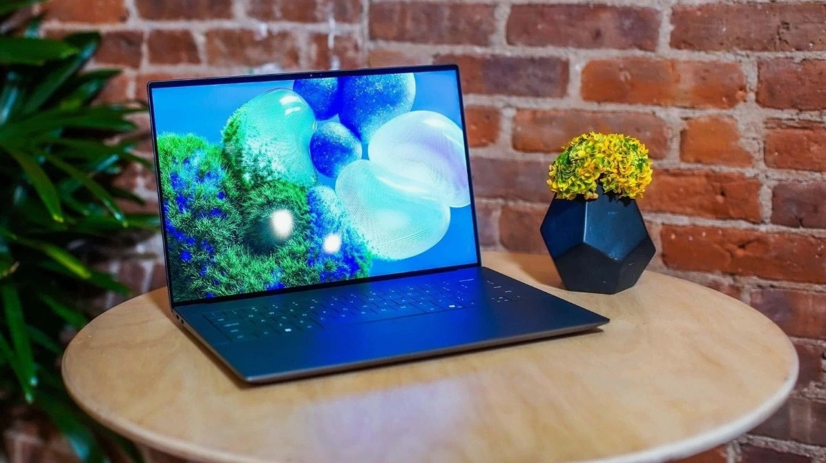 Hướng dẫn chi tiết cách test laptop cũ chuẩn xác không lo mua hớ 1 Kiểm tra vỏ laptop để phát hiện các vết xước và cấn móp