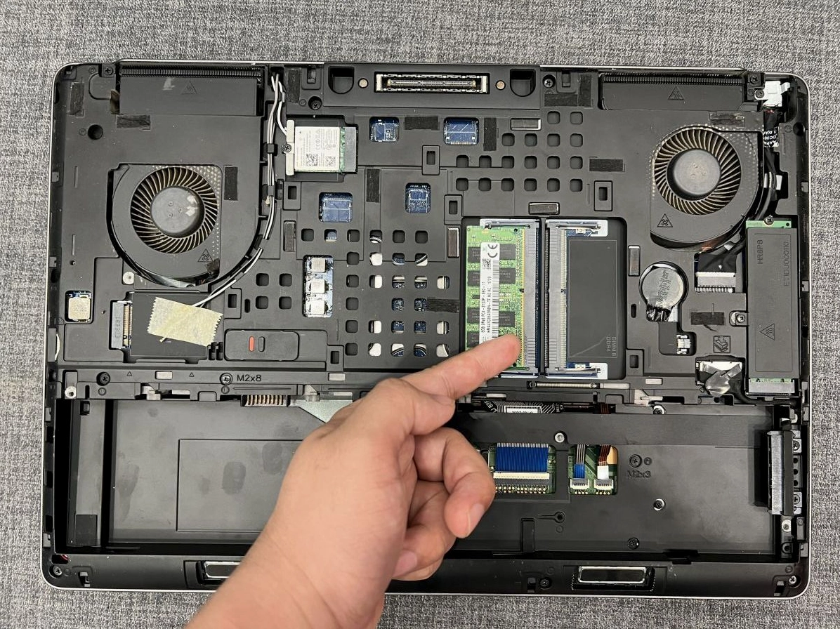 Hướng dẫn chi tiết cách nâng cấp laptop Vaio hiệu quả tăng tốc máy 3 Kỹ thuật viên đang cẩn thận lắp thanh RAM mới vào khe cắm mở rộng trên laptop Sony Vaio