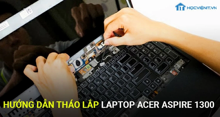 Kỹ thuật viên đang chuẩn bị dụng cụ và bắt đầu quá trình hướng dẫn tháo lắp laptop Acer Aspire trên bàn làm việc