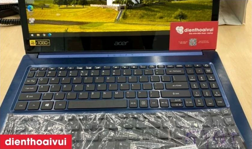 Hướng dẫn cách thay bàn phím laptop Acer nhanh chóng hiệu quả 6 Kỹ thuật viên đang kiểm tra lại toàn bộ chức năng của các phím bấm sau khi thay mới