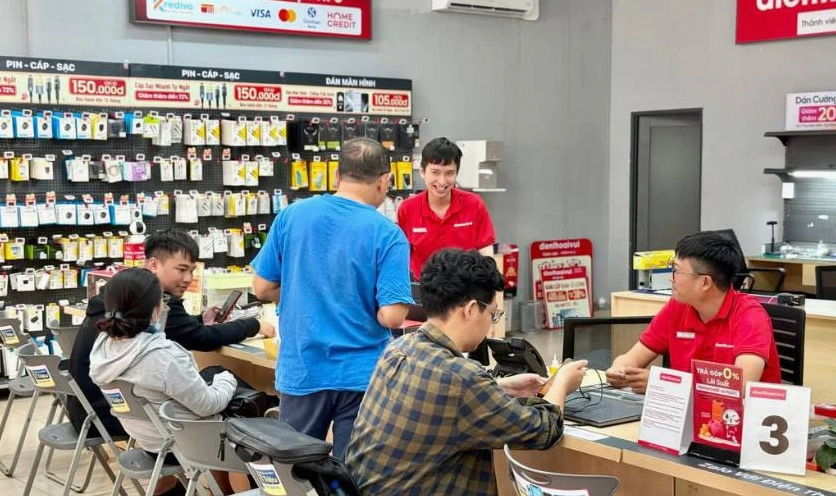 Hướng dẫn chi tiết cách lắp lại nút bàn phím laptop đơn giản tại nhà 7 Kỹ thuật viên đang kiểm tra và thay thế toàn bộ cụm bàn phím mới cho laptop