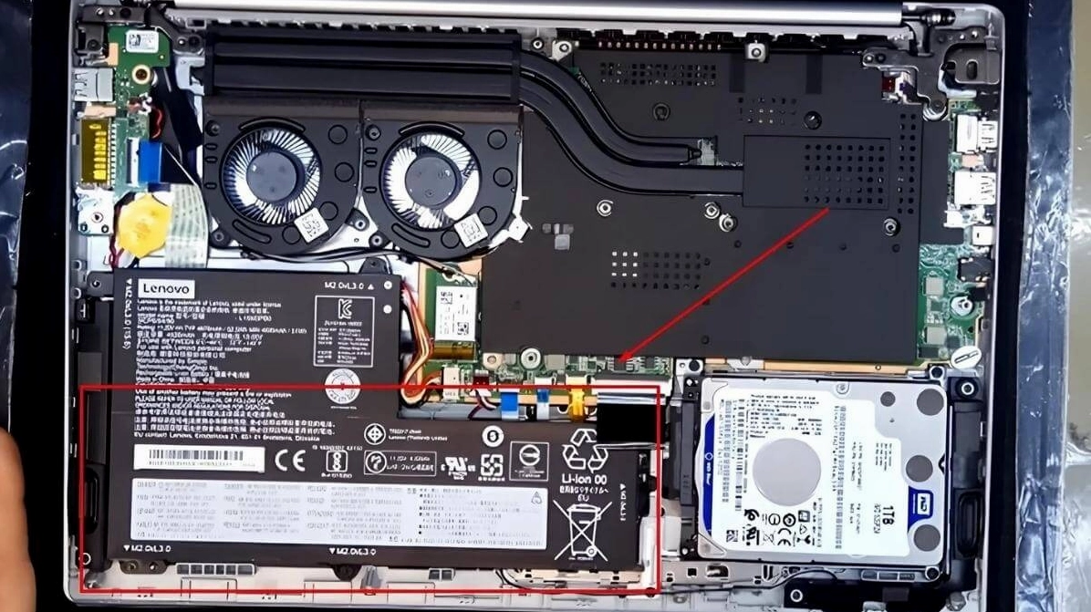Laptop Lenovo Ideapad 710s sử dụng thiết kế pin liền khối nên cần nhiều kỹ thuật khi tháo lắp