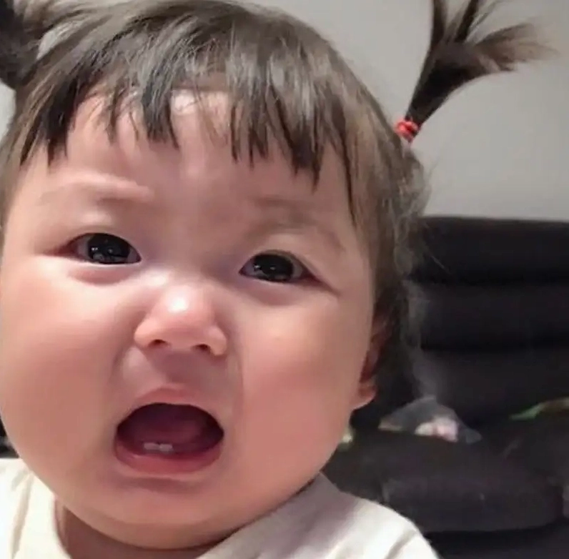 Bộ sưu tập ảnh em bé meme hài hước ngộ nghĩnh nhất 2026 16 Loạt ảnh meme em bé bá đạo khiến người xem cười tít mắt