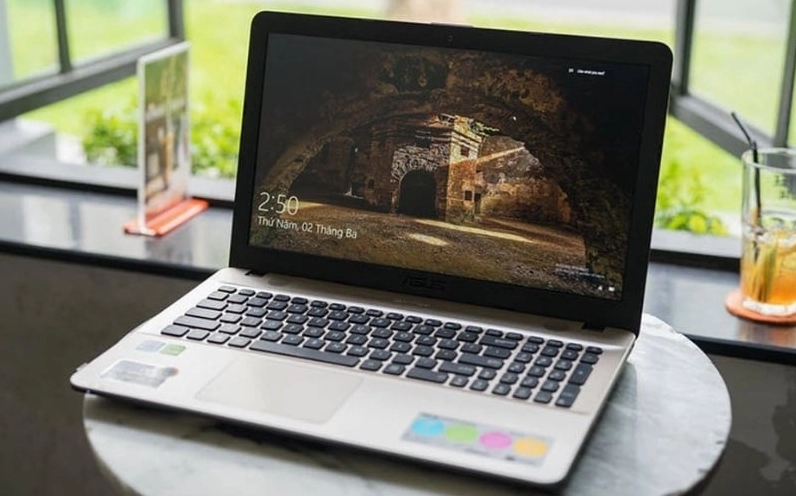 Luôn đặt laptop trên bề mặt cứng và phẳng như mặt bàn gỗ để tản nhiệt tốt hơn