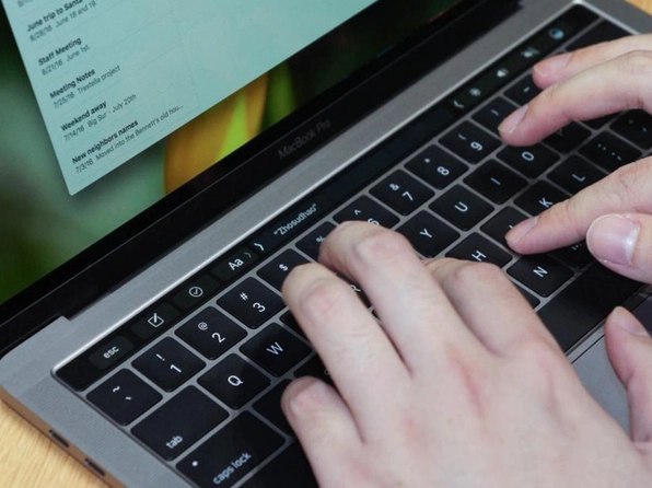 Hướng dẫn chi tiết cách sửa lỗi chính tả trên máy tính Windows nhanh chóng 1 Màn hình hiển thị tình trạng lỗi chính tả trên máy tính với các đường gạch chân màu đỏ dưới chữ