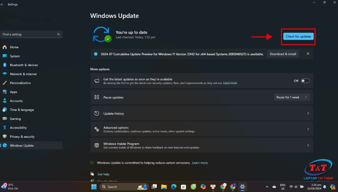 Màn hình Windows Update đang tiến hành kiểm tra và tải về các bản cập nhật hệ thống mới