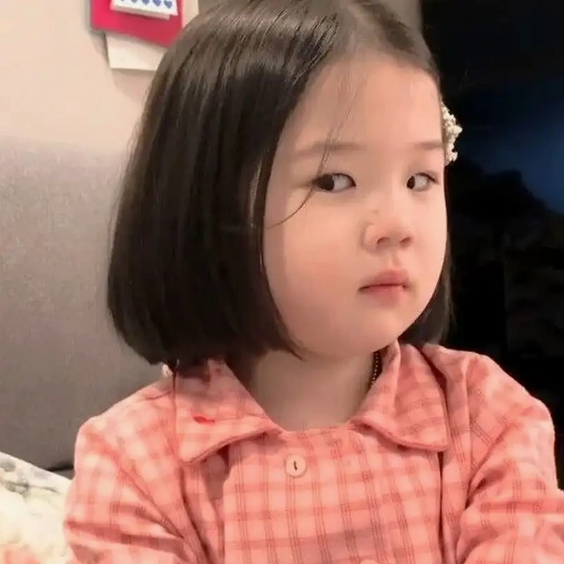 Bộ sưu tập ảnh em bé meme hài hước ngộ nghĩnh nhất 2026 5 Meme em bé lườm bá đạo mang lại tiếng cười rạng rỡ