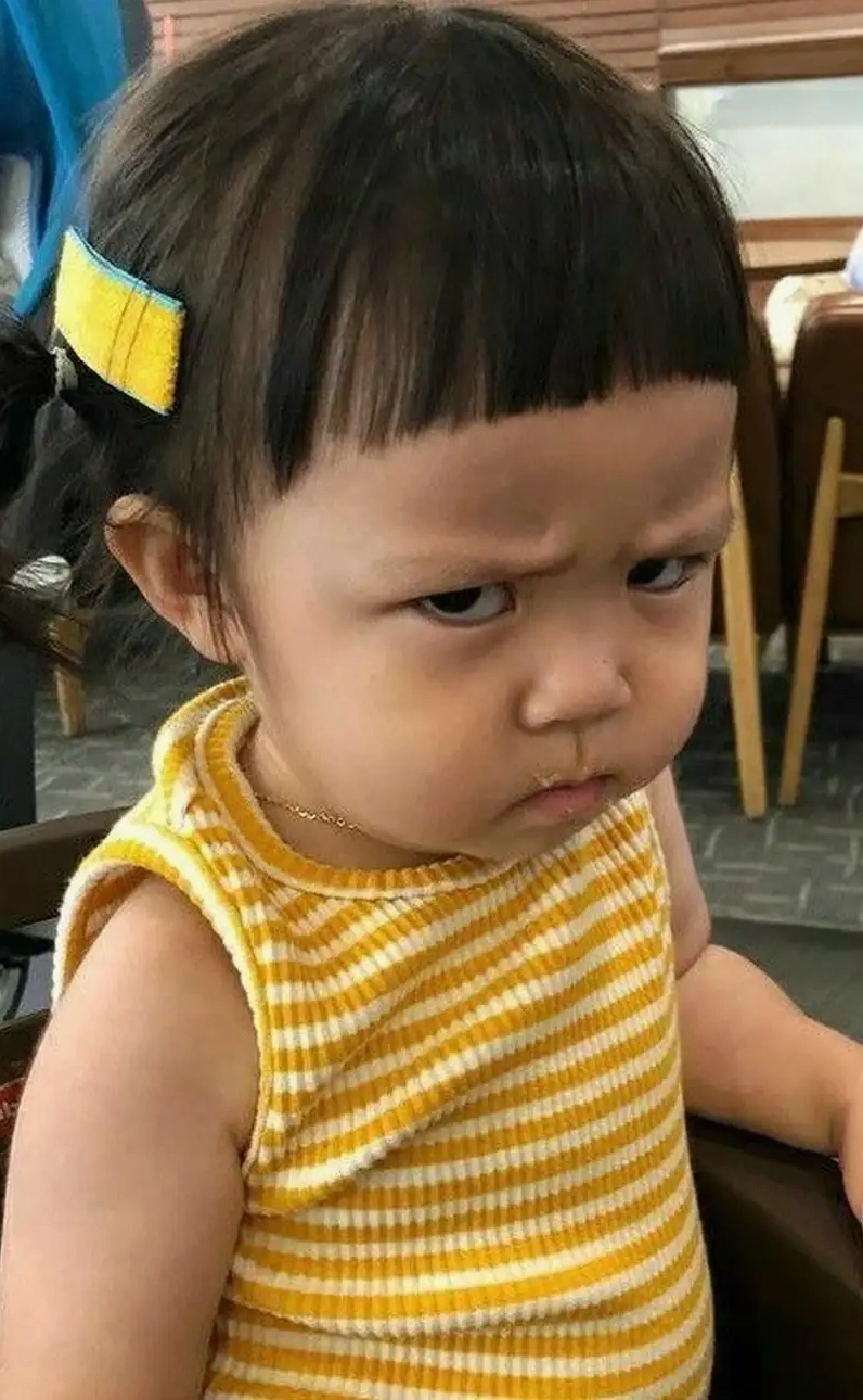 Bộ sưu tập ảnh em bé meme hài hước ngộ nghĩnh nhất 2026 14 Meme em bé lườm siêu vui và pha trò hài hước