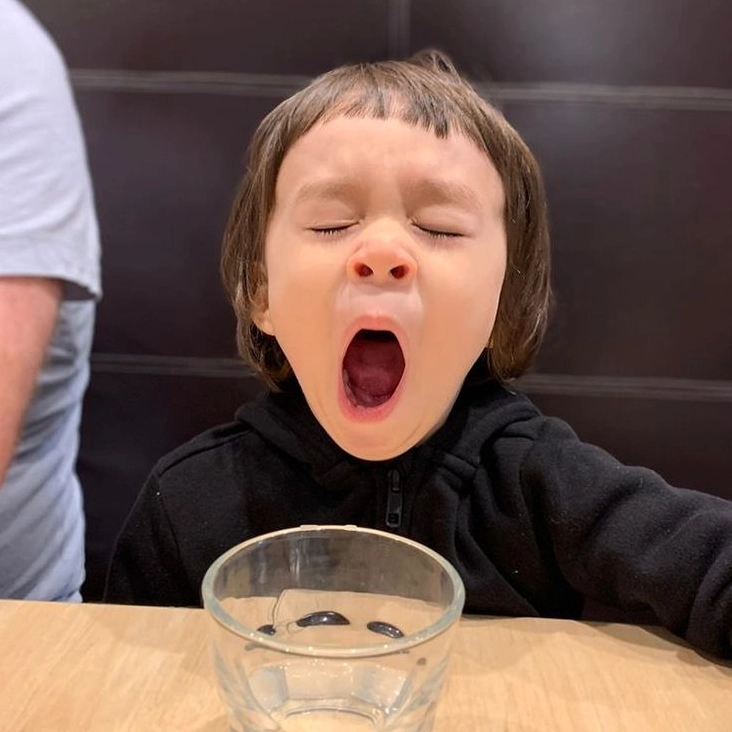 Meme em bé ngáp ngủ mệt mỏi nhưng rất đáng yêu