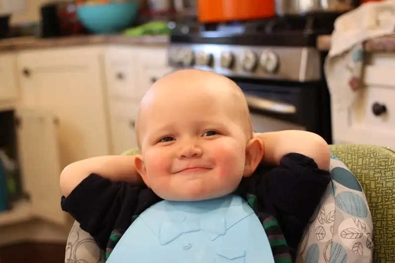 Bộ sưu tập ảnh em bé meme hài hước ngộ nghĩnh nhất 2026 19 Meme em bé trai đáng yêu khiến người xem cưng muốn xỉu