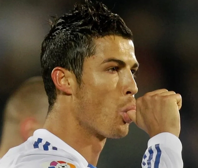Meme messi ronaldo là sự kết hợp hài hước giữa hai biểu tượng của bóng đá thế giới