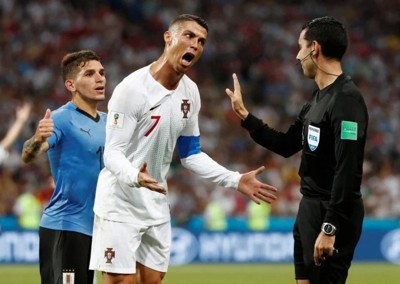 Meme ronaldo uống nước tạo điểm nhấn đầy hài hước và sáng tạo