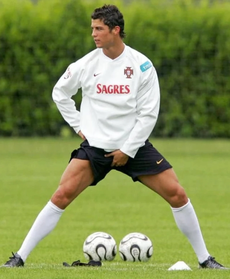 Messi vs ronaldo meme tái hiện cuộc chiến vĩ đại nhất lịch sử bóng đá