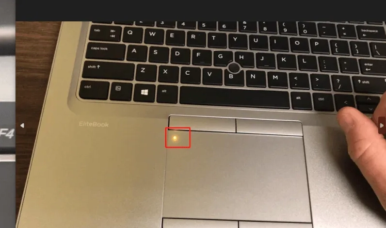 Minh họa thao tác bật hoặc tắt chuột cảm ứng trên bàn phím laptop thương hiệu Lenovo