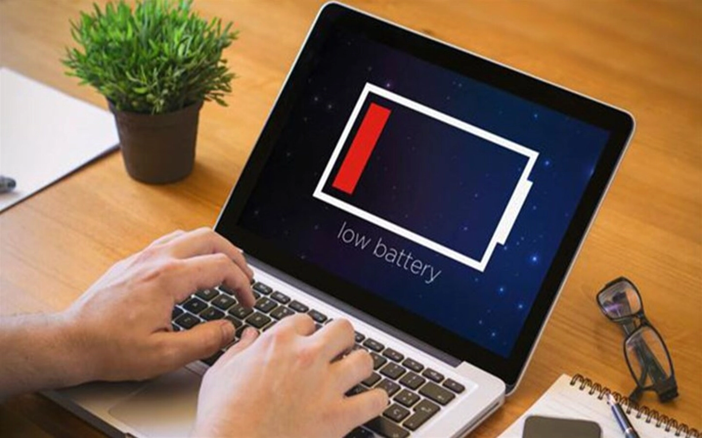 Hướng dẫn chi tiết cách sạc pin laptop đúng chuẩn giúp kéo dài tuổi thọ 3 Minh họa thao tác cắm phích cắm bộ sạc vào ổ điện trên tường trước khi kết nối với máy tính