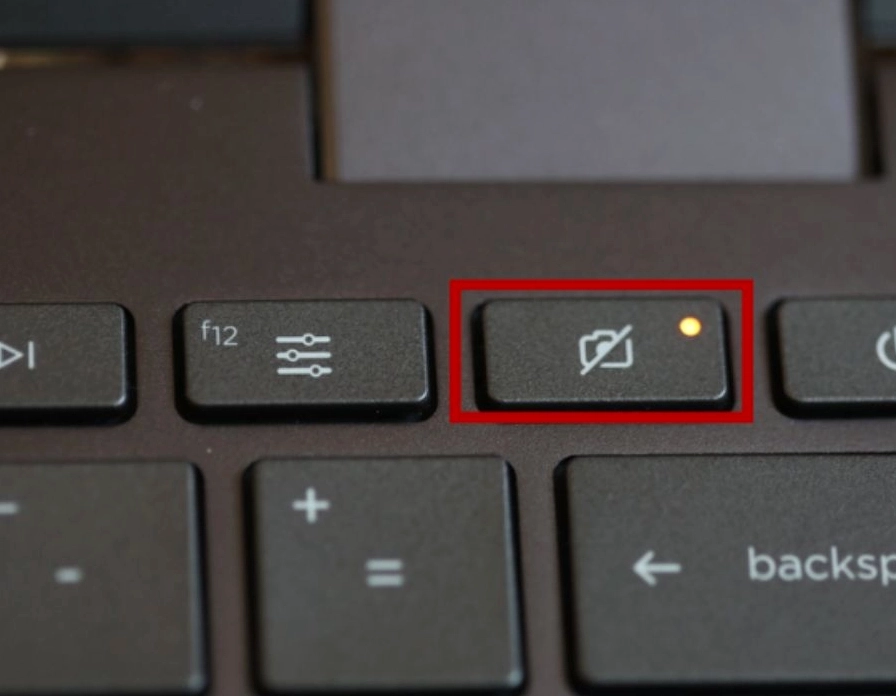 Hướng dẫn chi tiết cách mở camera trên laptop dell nhanh chóng 2 Minh họa thao tác nhấn tổ hợp phím Fn và phím chức năng có biểu tượng camera trên bàn phím laptop