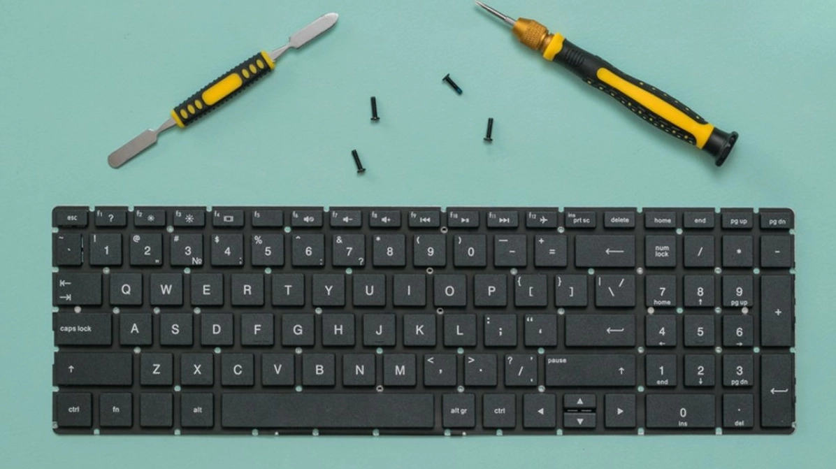 Minh họa tình trạng bàn phím laptop bị kẹt cần tháo lắp để vệ sinh