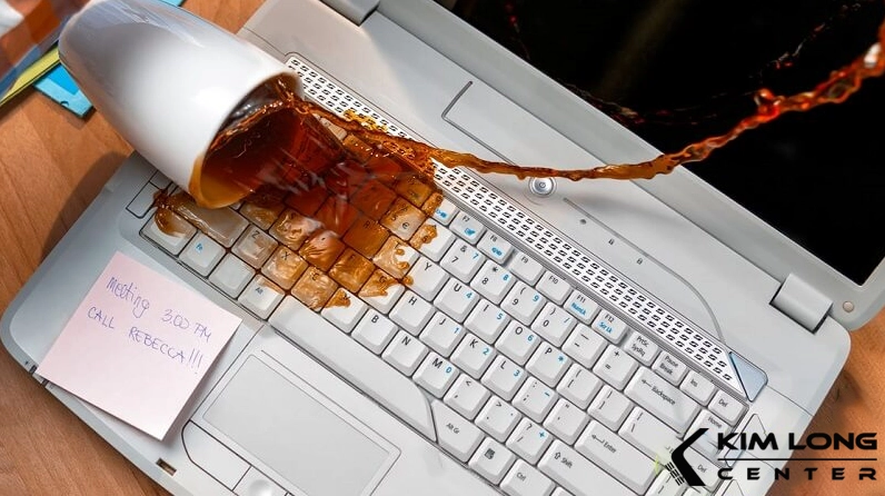 Minh họa trường hợp bàn phím laptop bị loạn khi bị tác động bên ngoài như đổ nước
