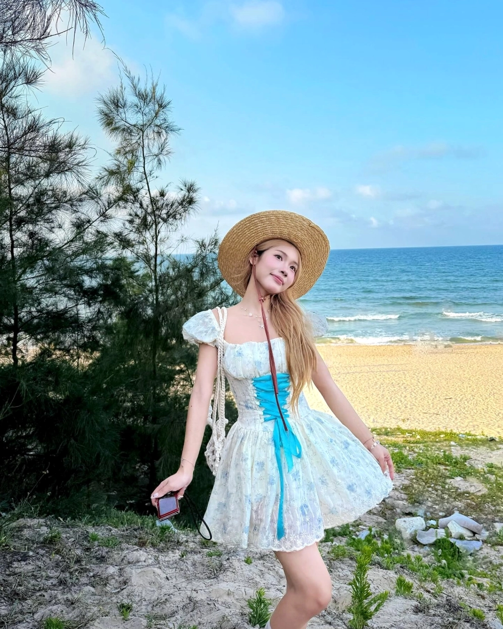 Ngắm nhìn bộ sưu tập 20+ ảnh cô gái cười đẹp rạng rỡ nhất 2026 4 Nàng thơ dịu dàng nở nụ cười khi khoác lên mình chiếc váy hoa nhí xinh xắn
