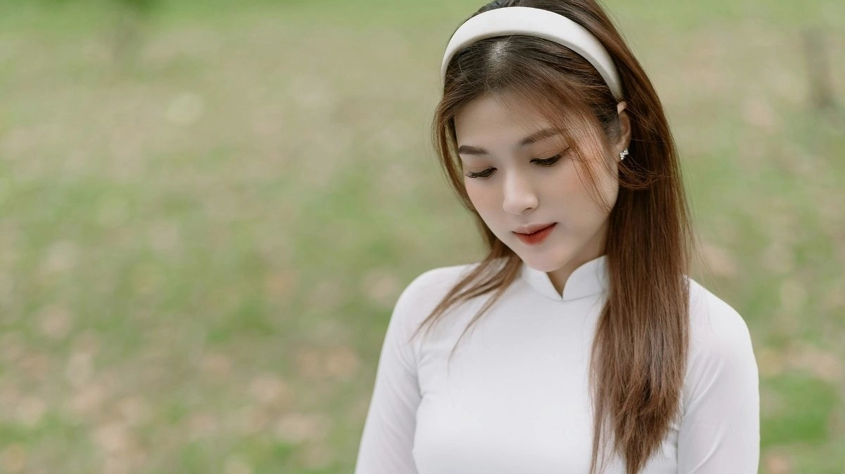 Nét buồn man mác của cô gái trong tông màu lạnh tĩnh lặng