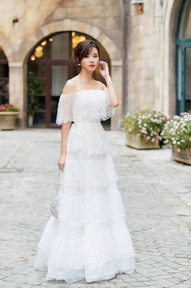 Nét dễ thương tự nhiên của cô gái xinh đẹp trong bộ váy ngủ thoải mái